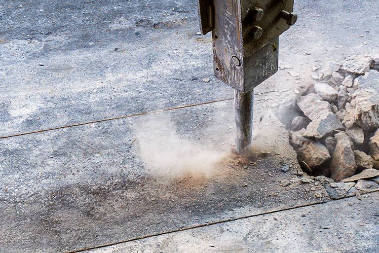 Kruszenie betonu młotem pneumatycznym